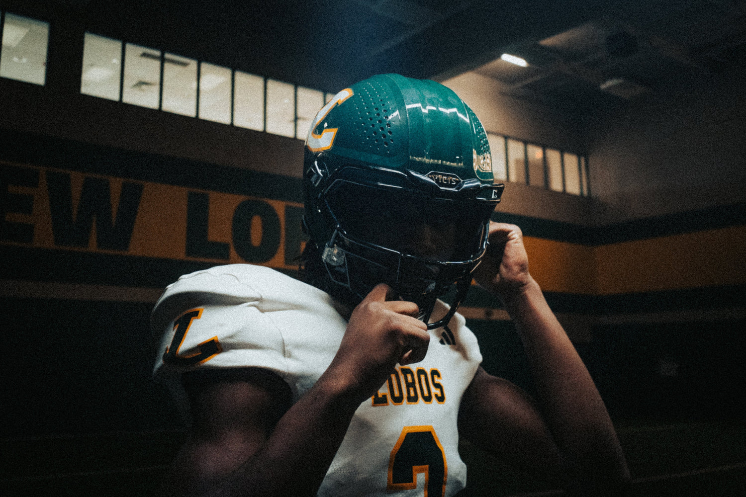 Longview Lobos become first team in Texas to give entire roster these NFL-rated helmets (CBS Tyler - May 15, 2025)